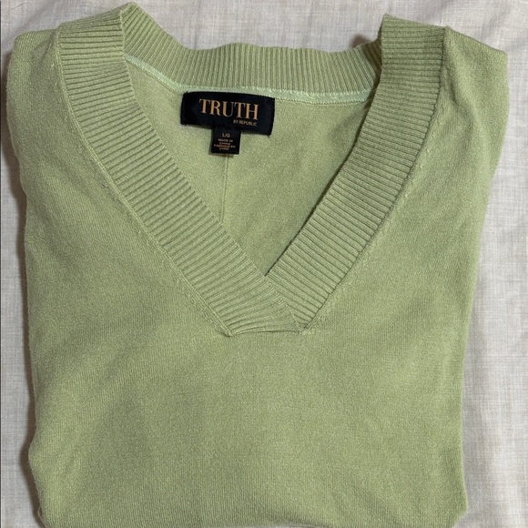 Truth Sweaters - Truth Women’s Light Green V-Neck Sweater L